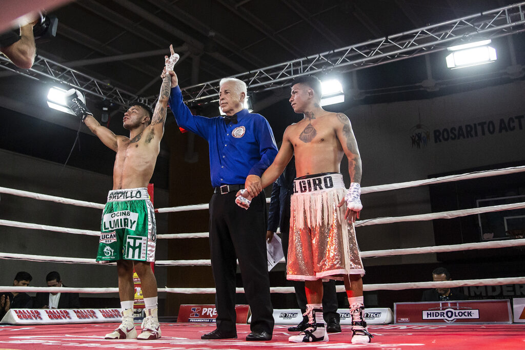 Retiene Erick Badillo cetro plata del CMB ante “Gallo Giro” Rodríguez