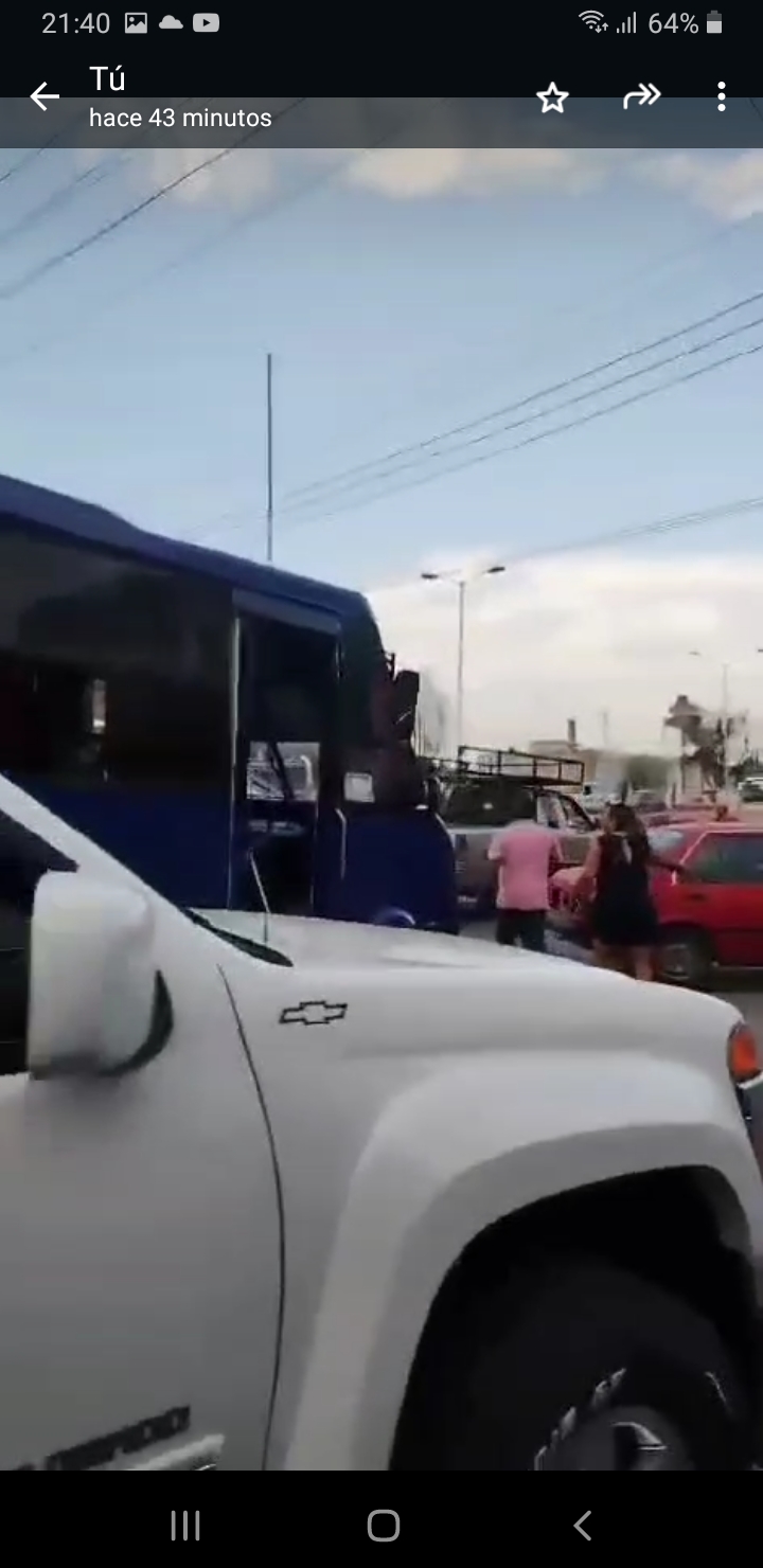 Video desde Puebla: Energúmeno atacó a tubazos a pasajeros y unidad del transporte público