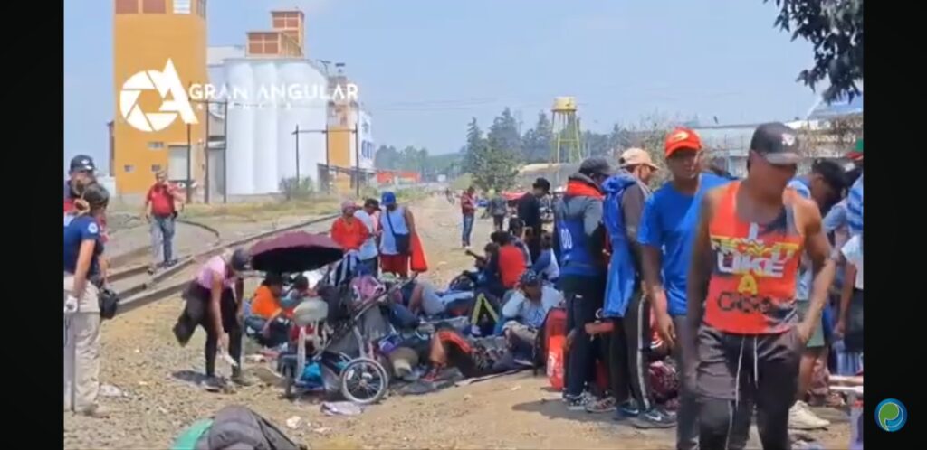Video desde Puebla: Migrantes esperan en tren en la colonia La Loma