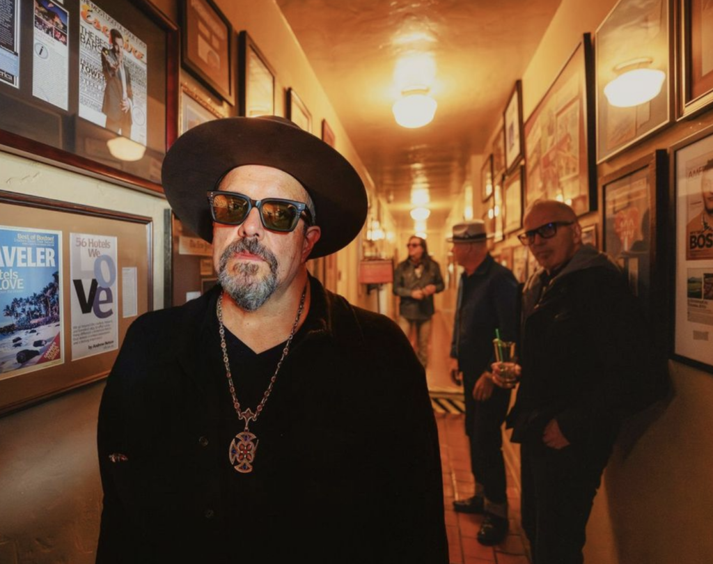 ”Here You Come Again” es el nuevo sencillo de The Mavericks