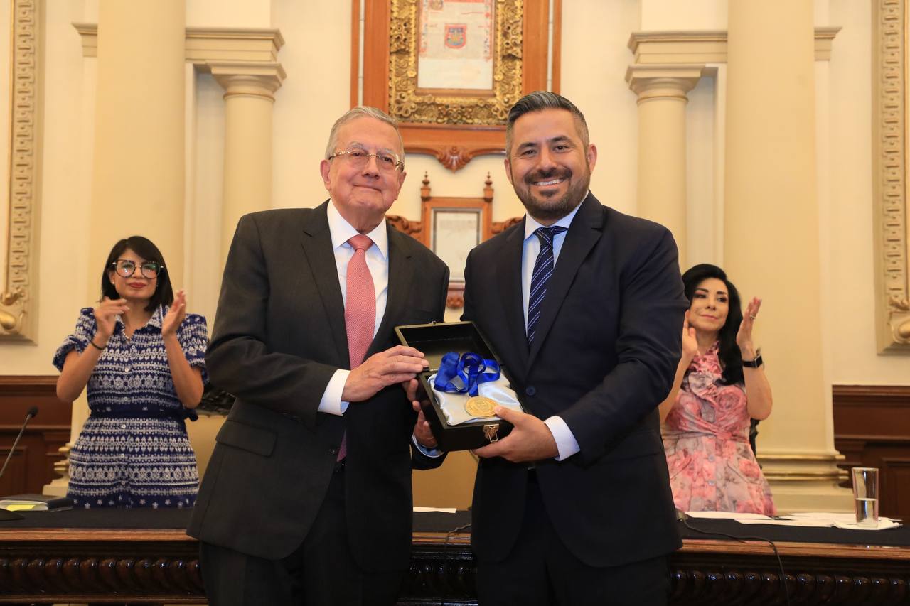 Entregan reconocimiento a Guillermo Ruiz Argüelles, director de Clínica Ruiz