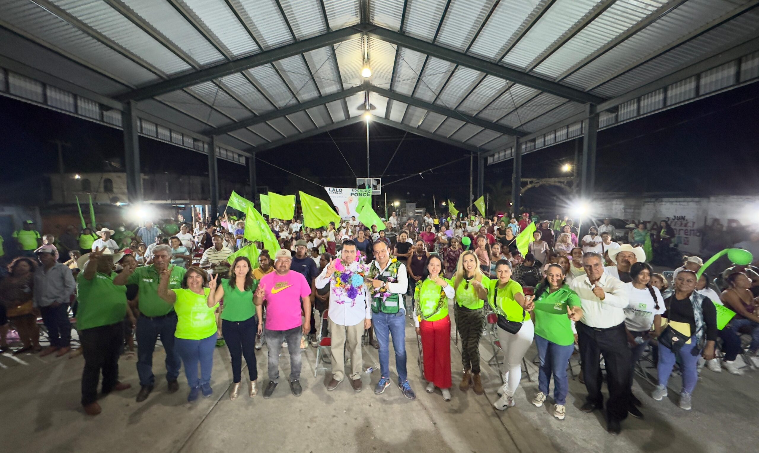Con porras, aplausos y dando su aval a la agenda legislativa propuesta, Chietla y el Partido Verde manifiestan su respaldo a Lalo Castillo