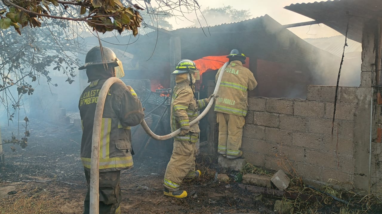 Incendio consumió vivienda en San Mateo Mendizábal, Amozoc