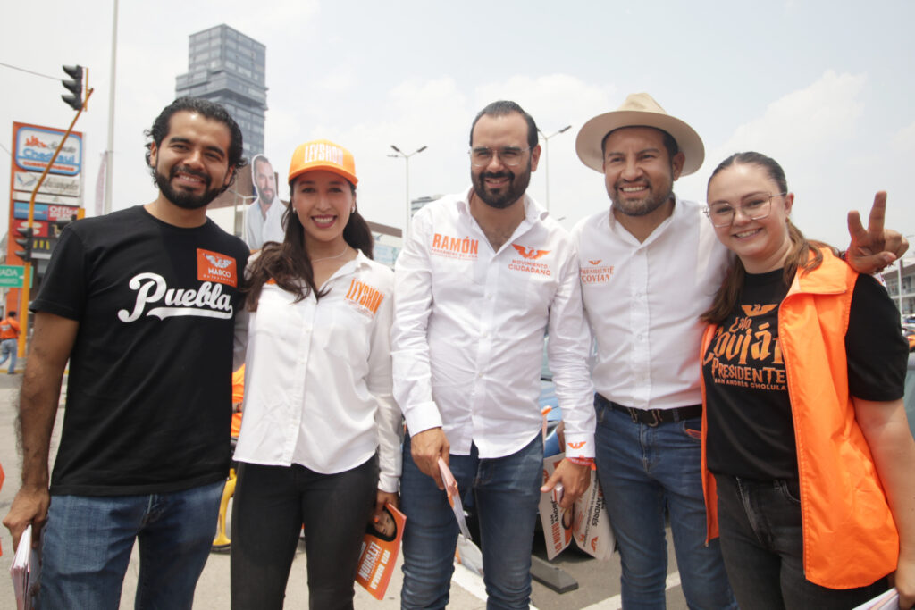 Fernando Morales realiza campaña junto a brigadistas en Lomas de Angelópolis