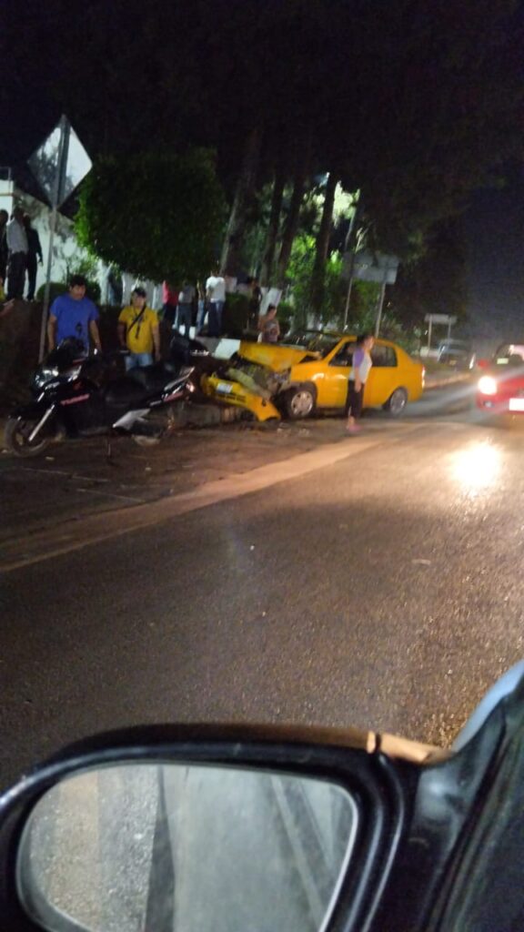 Se registró percance de automóvil sobre la carretera federal México Tuxpan