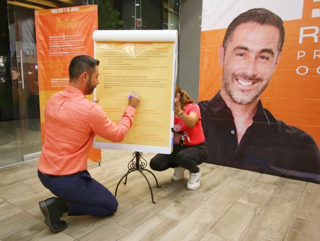 Rafa Reynoso firma compromisos con presidentes de clústers y macroclústers de Lomas De Angelópolis