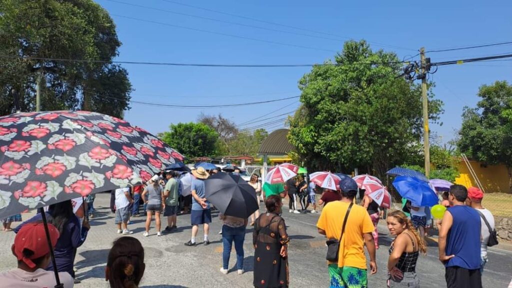 Bloquean la carretera Interserrana por la falta de agua en Huauchinango