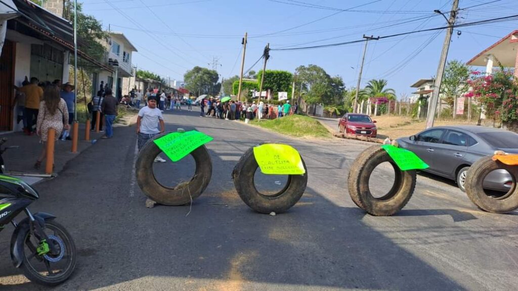 Bloquean la carretera Interserrana por la falta de agua en Huauchinango