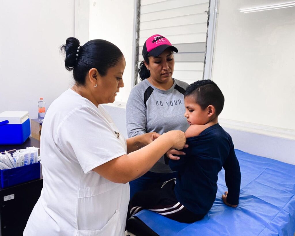 Brinda Sistema Municipal DIF  esquema básico de vacunación