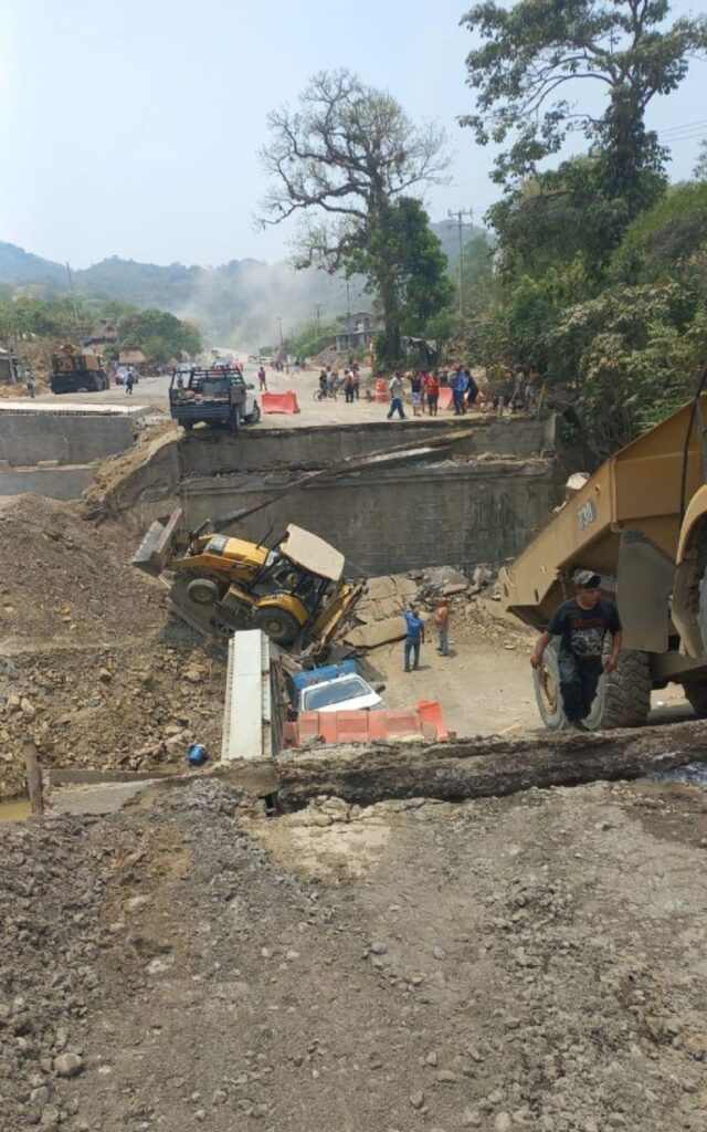Derrumbe de puente vehicular en construcción de la Huasteca Potosina, deja un herido