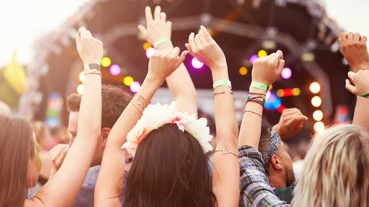 ¿Cómo ayudan las emociones a construir nuestra identidad cultural en los festivales de música?