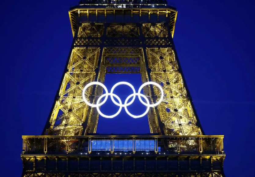 La Torre Eiffel exhibe los aros olímpicos a 50 días de los Juegos