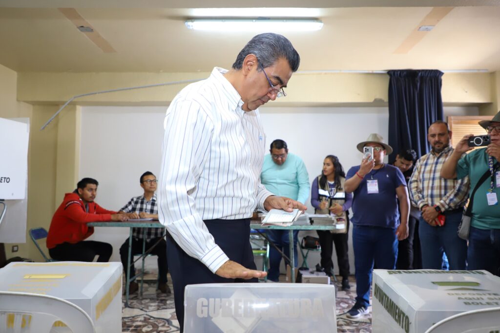 Video desde Puebla: Sergio Salomón y Gaby Bonilla votan en Tepeaca