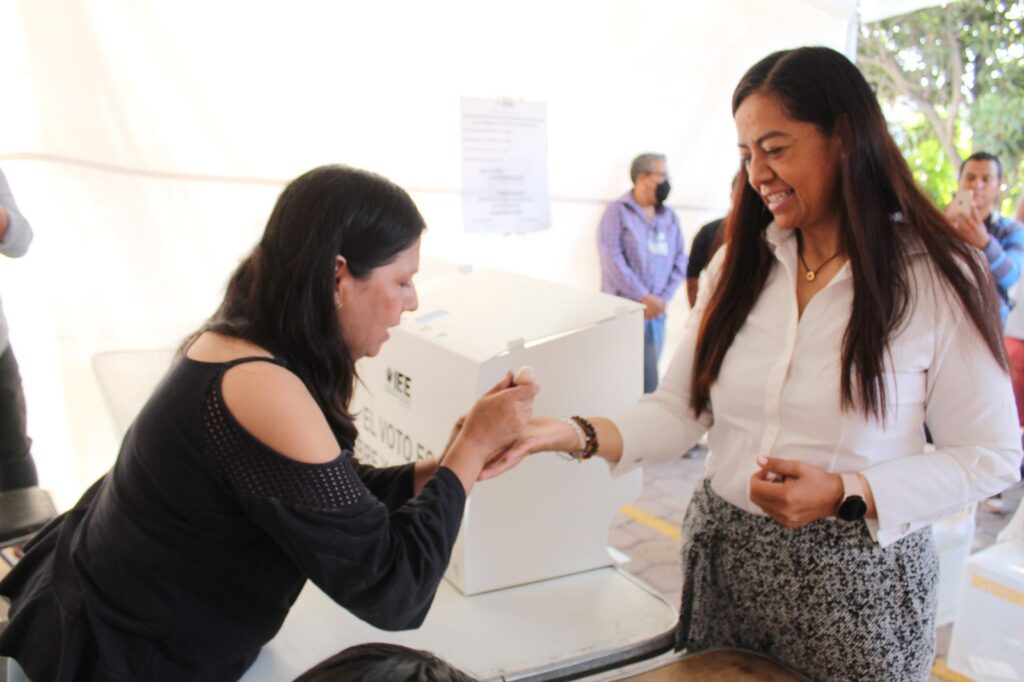 Ariadna Ayala votó en Atlixco