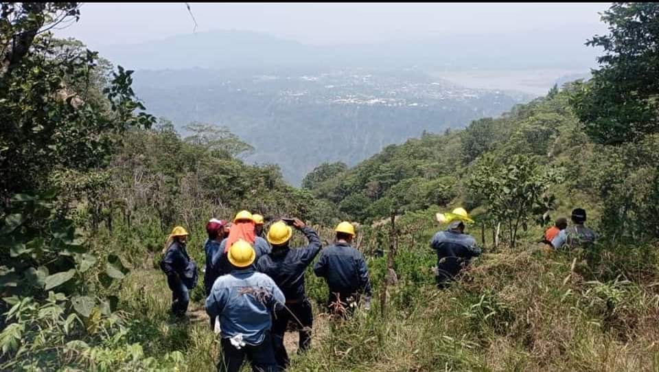 Obreros de la Cooperativa LyF del Centro y Generadora Fénix se unen para combatir incendio en el cerro de Necaxaltepetl