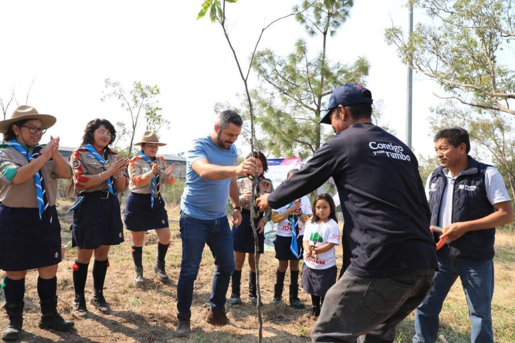 Inicia reforestación del cerro de Amalucan