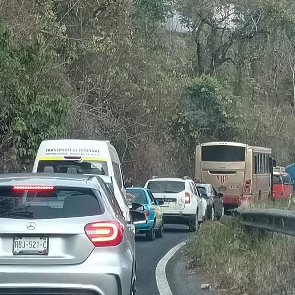 Incendio detiene tránsito en carretera federal México-Tuxpan