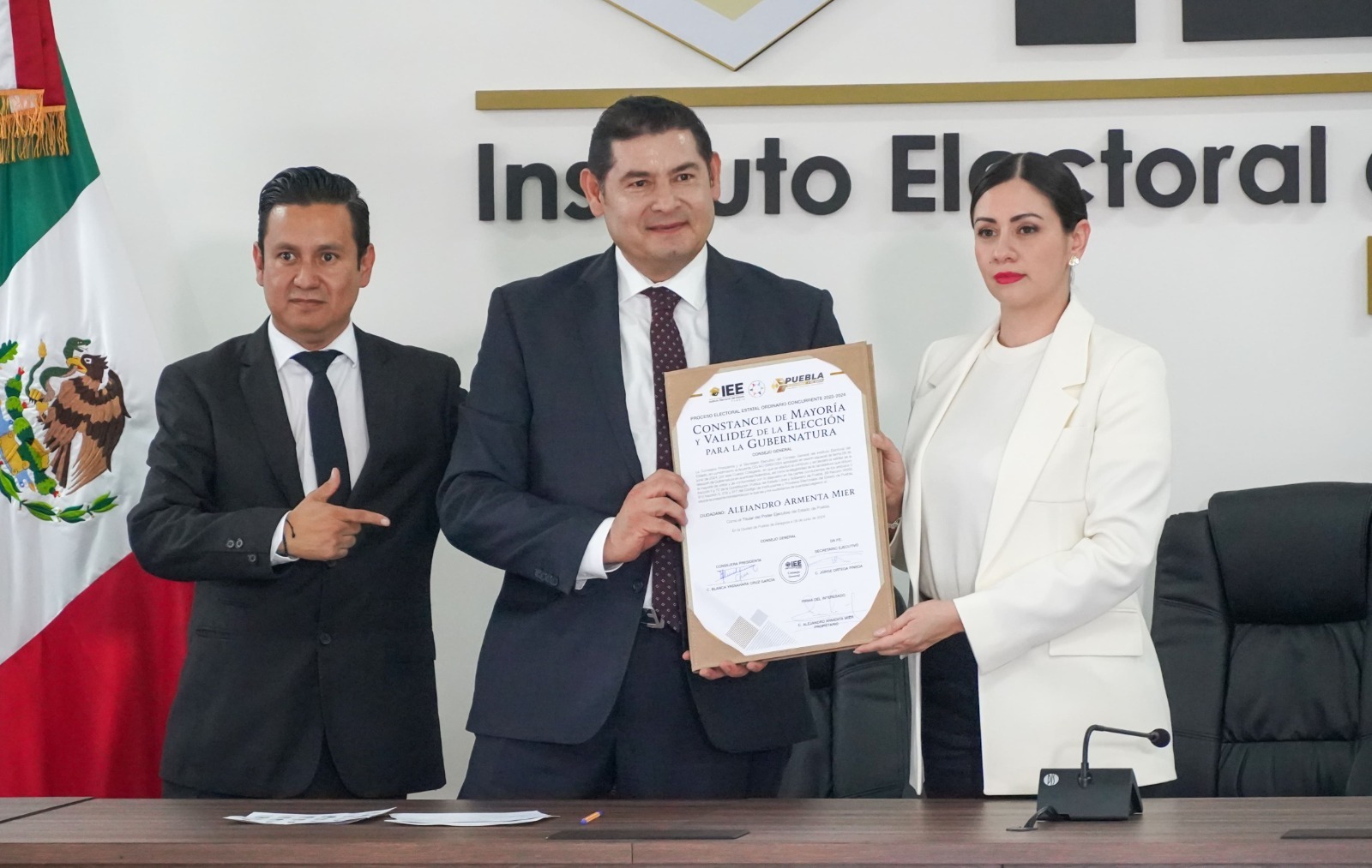 Video: Entrega IEE constancia de mayoría a Alejandro Armenta como gobernador electo de Puebla