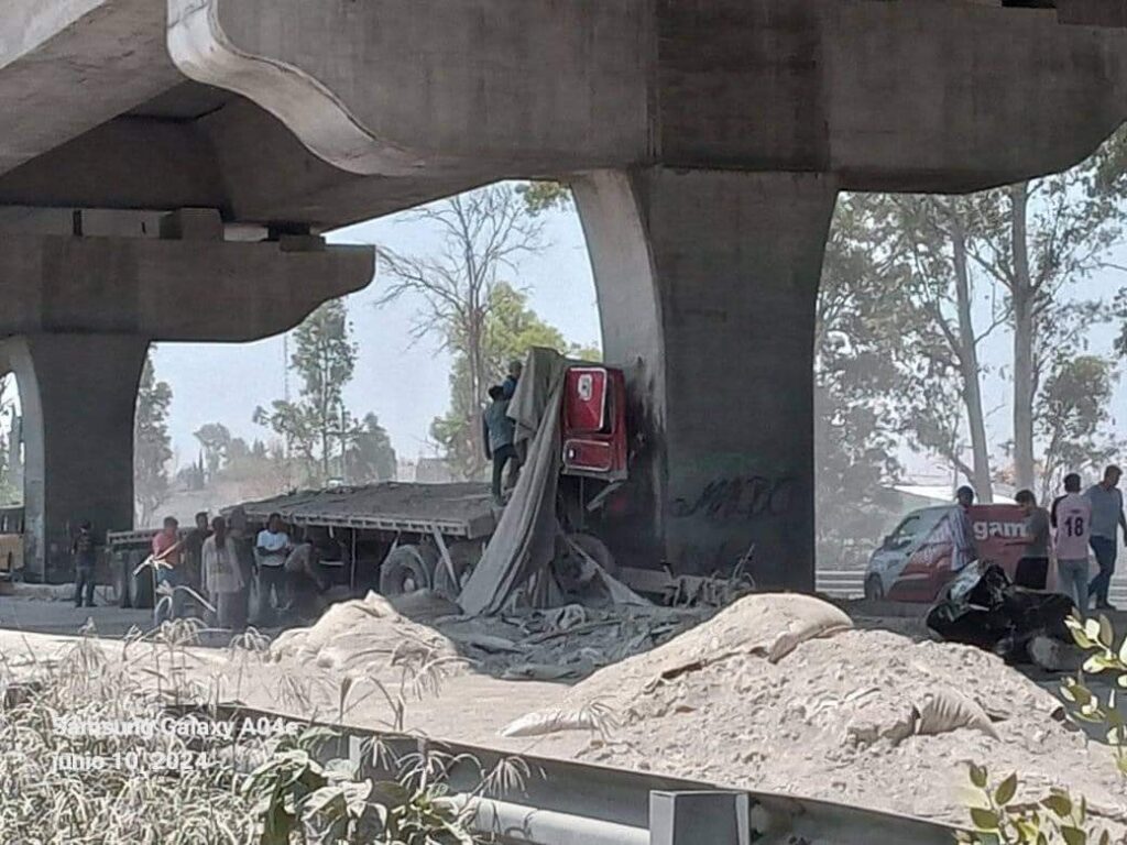 Video: Muere prensado conductor de camión sobre la autopista México-Puebla