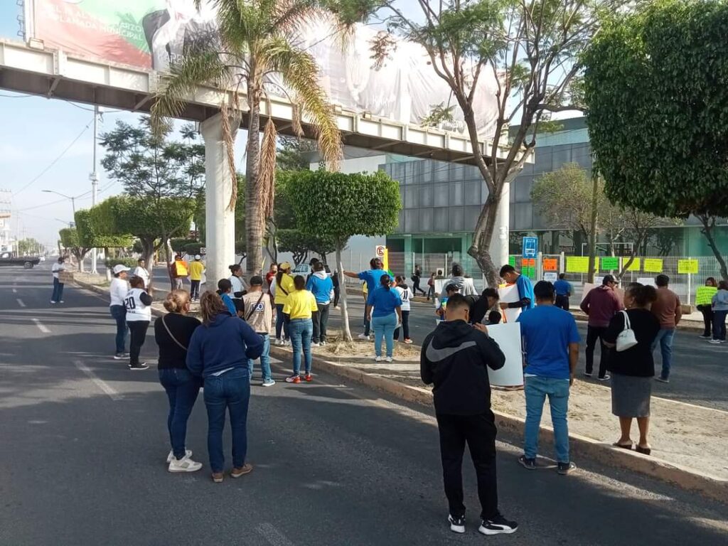Ante la posible liberación de presunto homicida, familiares de la víctima cierran vialidades en Tehuacán