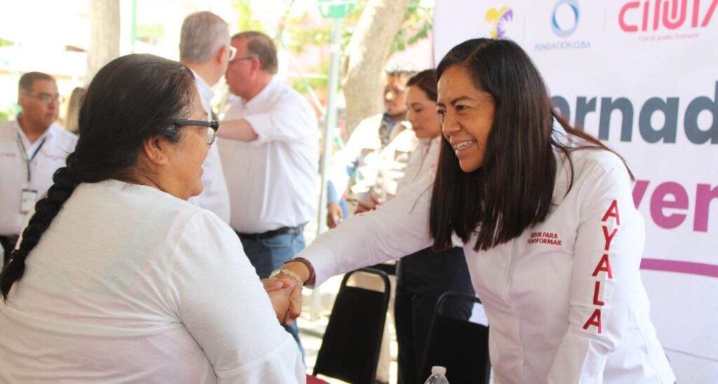 Desde Atlixco: Ariadna Ayala y Gaby Bonilla entregan sillas de ruedas