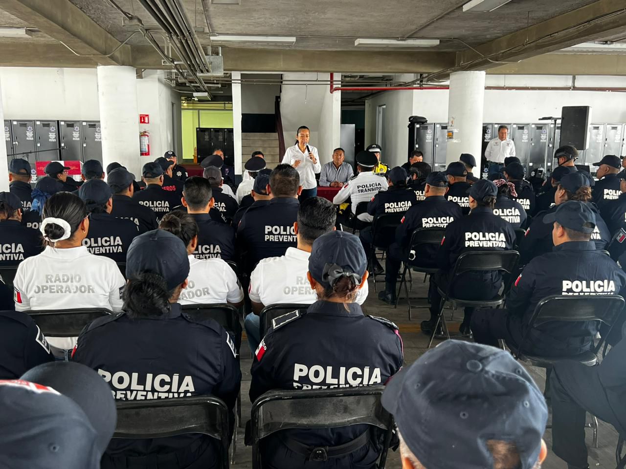 Desde Atlixco: Ariadna Ayala entregó uniformes a policías preventivos, tránsito y bomberos