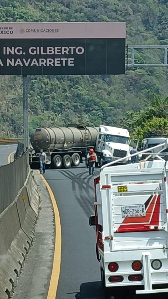 Camión bloquea la México Tuxpan