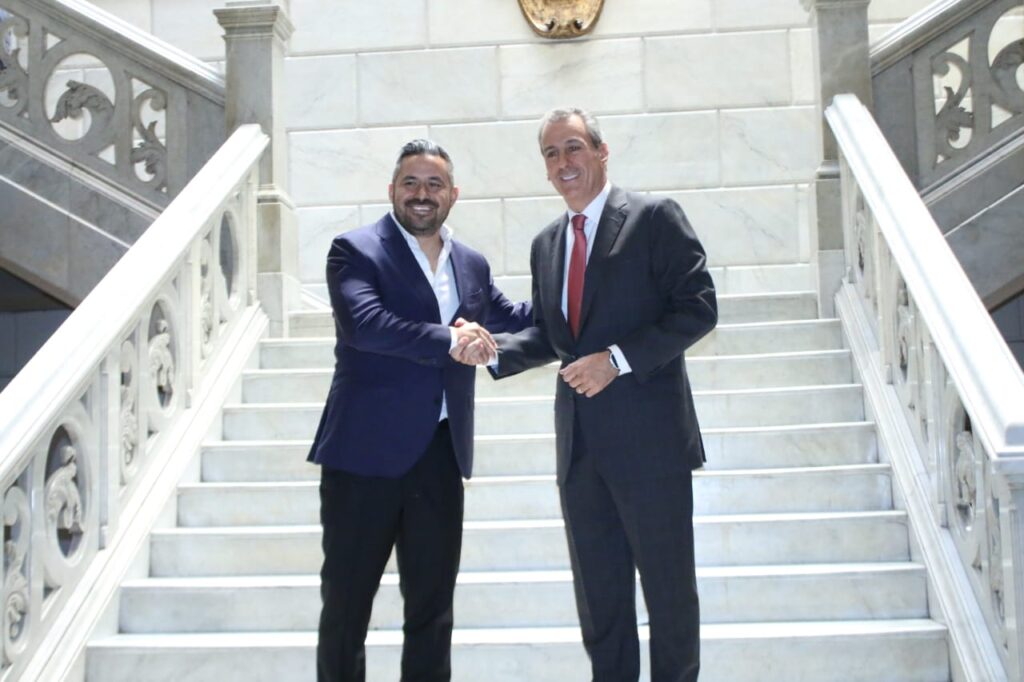 Video: Inicia transición entre Pepe Chedraui y Adán Domínguez