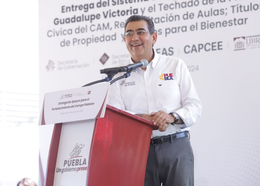 En la cuenca Libres – Oriental,Sergio Salomón entregó apoyo a productores e infraestructura educativa