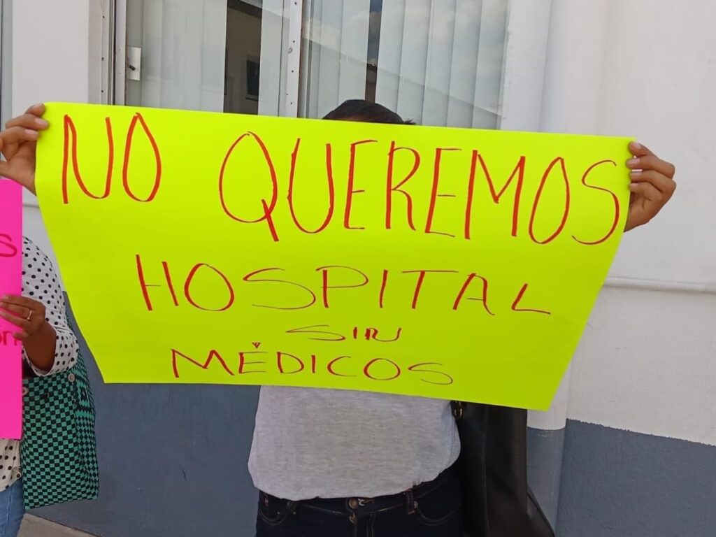 Hacen paro trabajadores del hospital de Ayotoxco de Guerrero