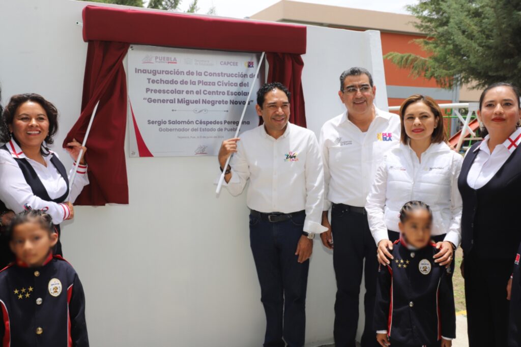 Sergio Salomón entregó techado en el Centro Escolar Miguel Negrete e inició reconstrucción de carretera Tepeaca-Tlanepantla