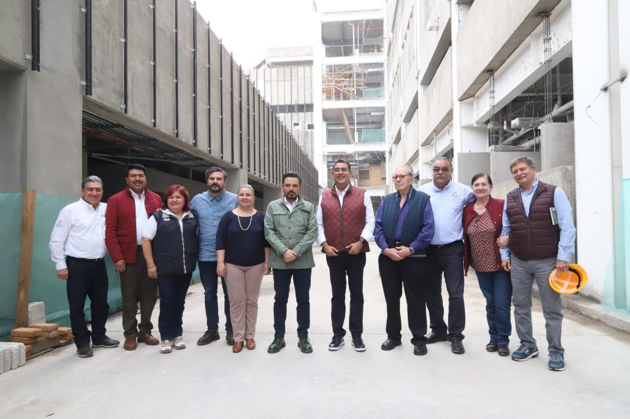 Zoé Robledo supervisa obras en el IMSS Puebla