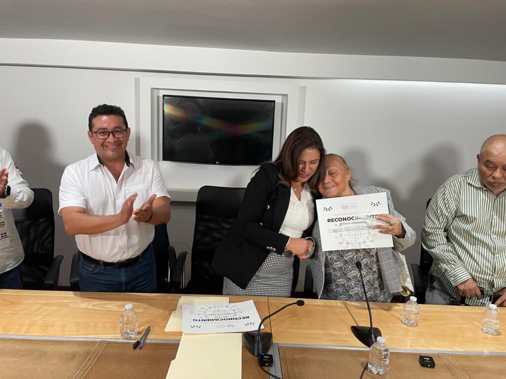 Reconocen a poblanos migrantes organizadores del Desfile de la Independencia de México en Nueva York