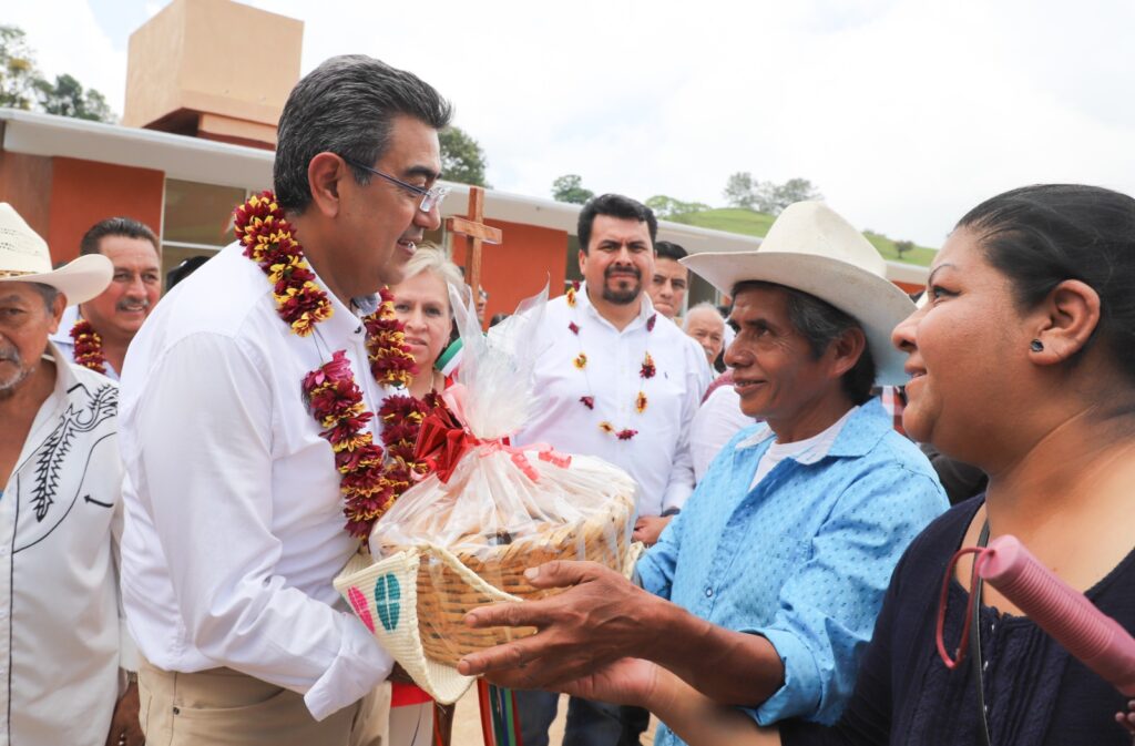La educación es primordial para la juventud poblana, reiteró Sergio Salomón al entregar obras educativas en varios municipios