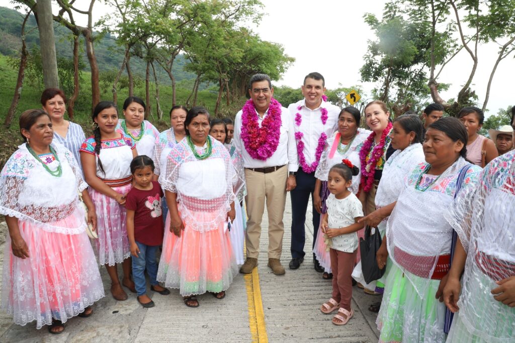 En Huehuetla, Sergio Salomón entregó programas sociales y obra de infraestructura