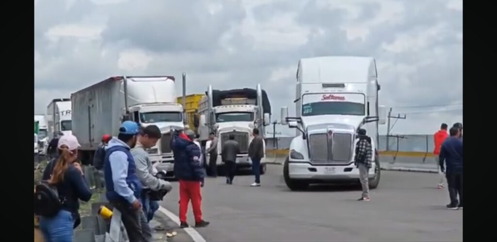 Video desde Puebla: Transportistas liberan un carril en la caseta de Amozoc