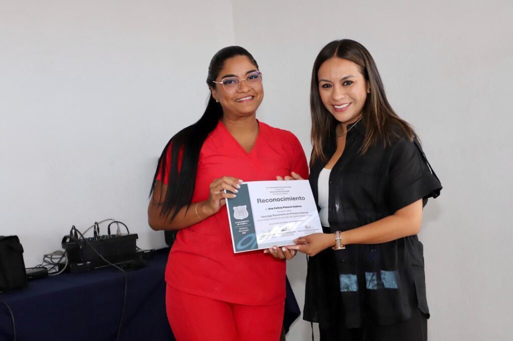 Recibe CMERI especialistas en rehabilitación de personas con discapacidad