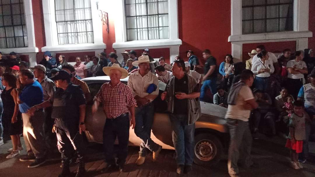 Tensión en Zacapoaxtla; simpatizantes del PRI- PAN piden voto por voto