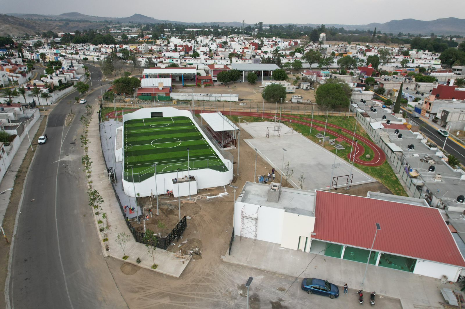 Ariadna Ayala comparte avances de la construcción del multideportivo de HOMEX