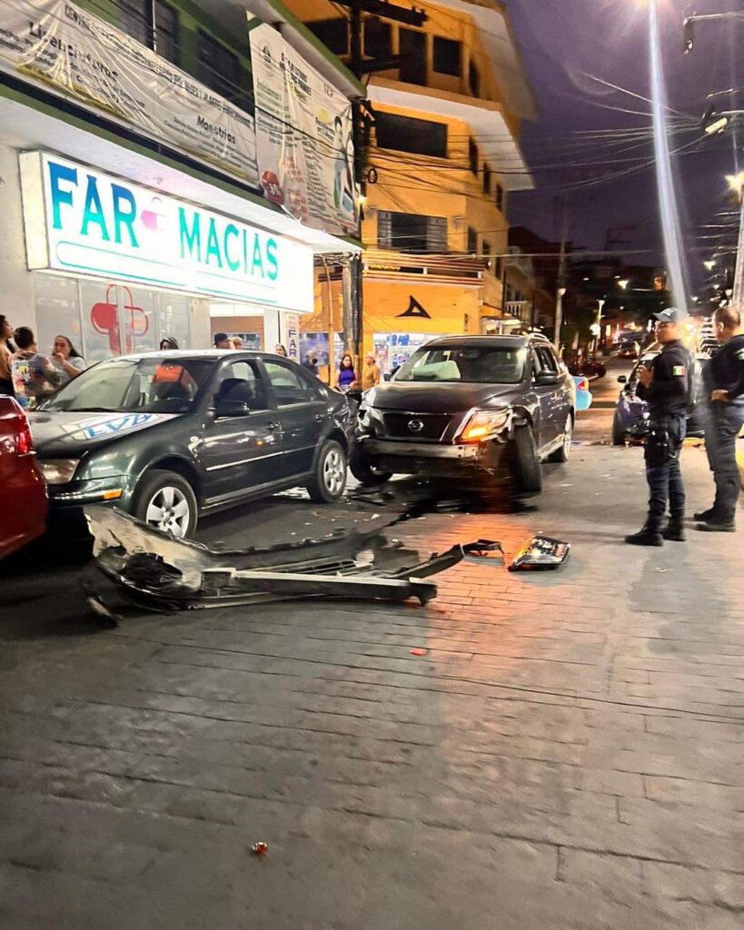 Detienen a mujer que ocasionó choque en pleno centro de Huachinango; impactó a cuatro vehículos