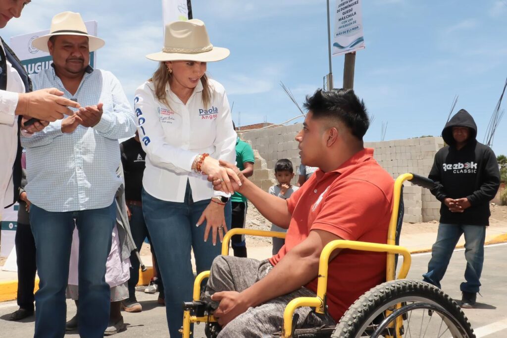 Entrega Paola Angon vialidad principal en San Gregorio Zacapechpan