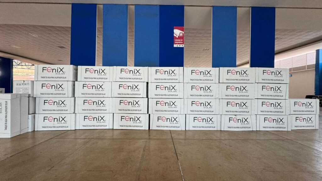 Ariadna Ayala entregó calentadores solares a las familias atlixquenses