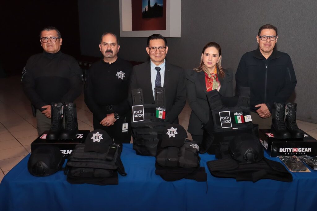 Entrega Paola Angon equipamiento a personal de seguridad y custodia del centro penitenciario de Cholula