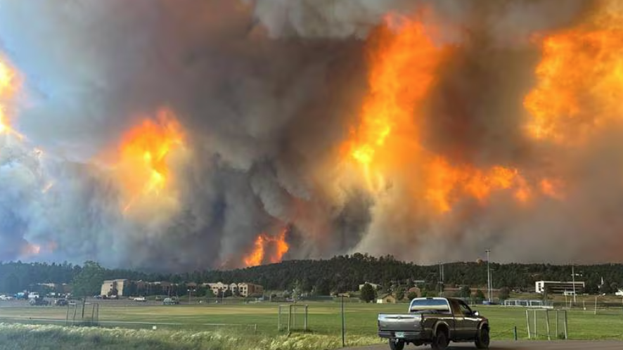 Evacúan localidad de Nuevo México ante voraz incendio forestal
