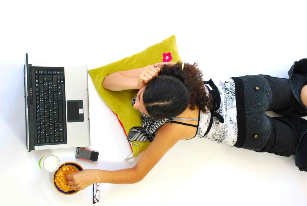 Comer delante de las pantallas puede llevar al consumo compulsivo de alimentos ultraprocesados