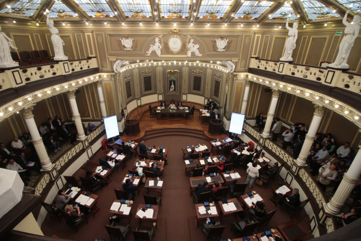 Los congresos estatales se integraron por 1 043 personas legisladoras en activo