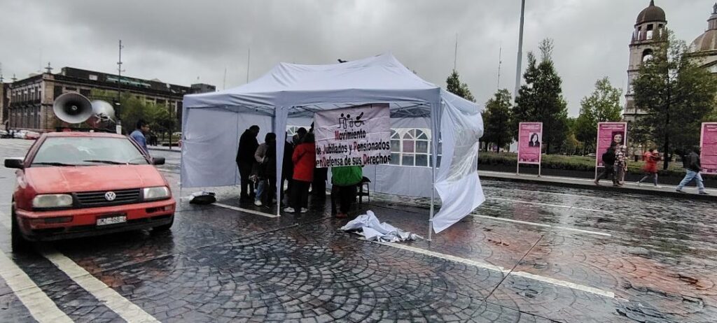 Se manifiestan jubilados del ISSEMYM, piden entrega de su pensión