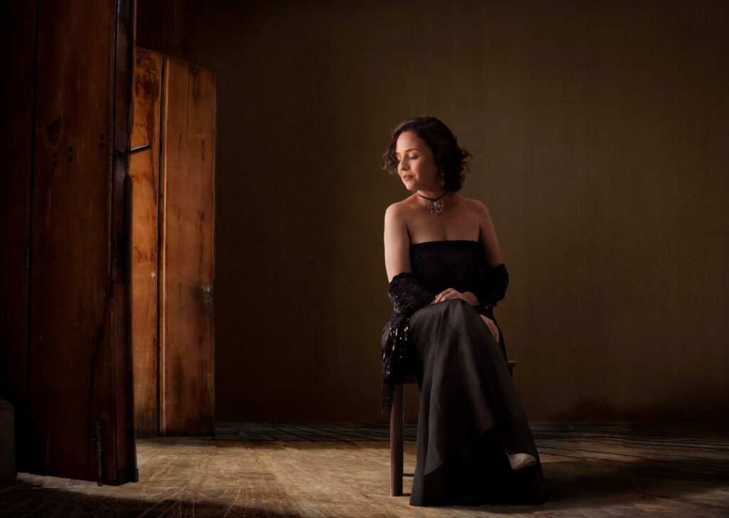 La artista luso-venezolana Andrea Imaginario presenta ‘¿Qué es el amor?’