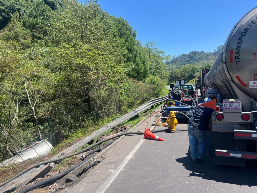 Después de día y medio de bloqueo por accidente, abren la autopista México-Tuxpan