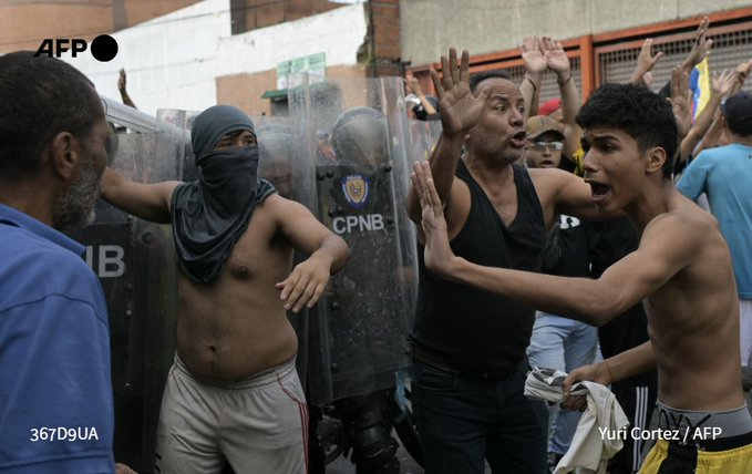 Al menos cuatro personas murieron, según dos ONG, durante las manifestaciones contra la reelección del presidente Nicolás Maduro